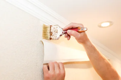 Pose de papier peint à Cheffes — revêtements muraux et toiles de verre